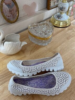 Whimsical Fairy Skechers White Leather Crochet Slip-On Comfort Flats Size 7